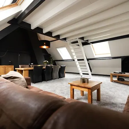 8 Person With Heated Swimmingpool Hoek アパート *